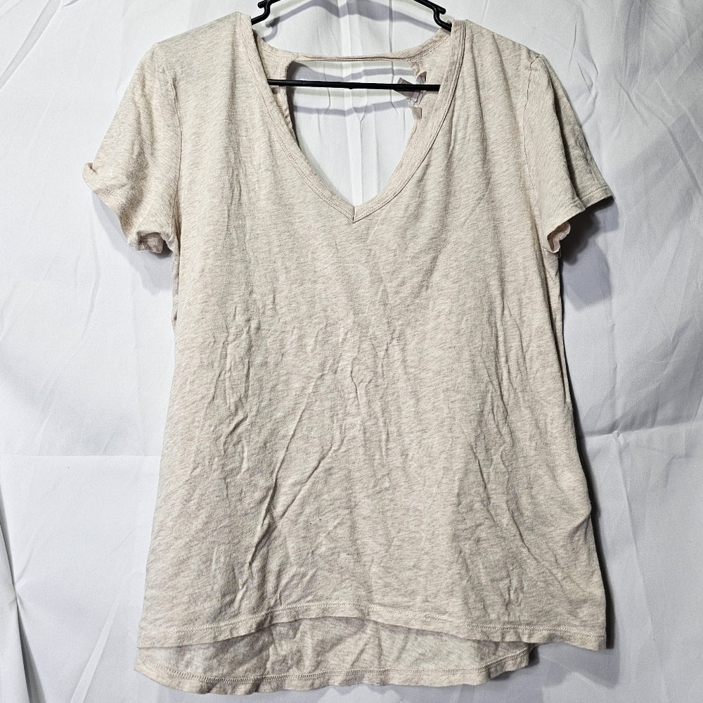 Banana Republic v neck front and back color cream short sleeve t-shirt
